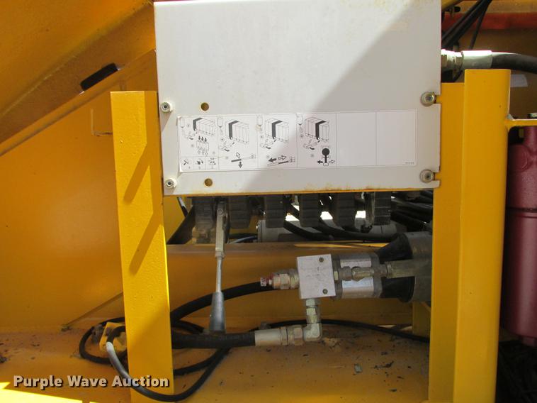 image for item DX9450 2005 Haulotte HB68J boom lift