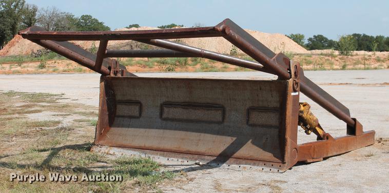 image for item DZ9974 Caterpillar D6D tree pusher dozer blade