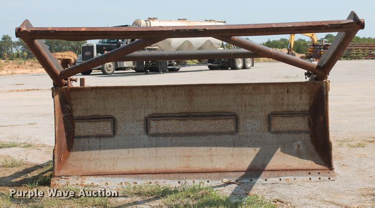 image for item DZ9974 Caterpillar D6D tree pusher dozer blade