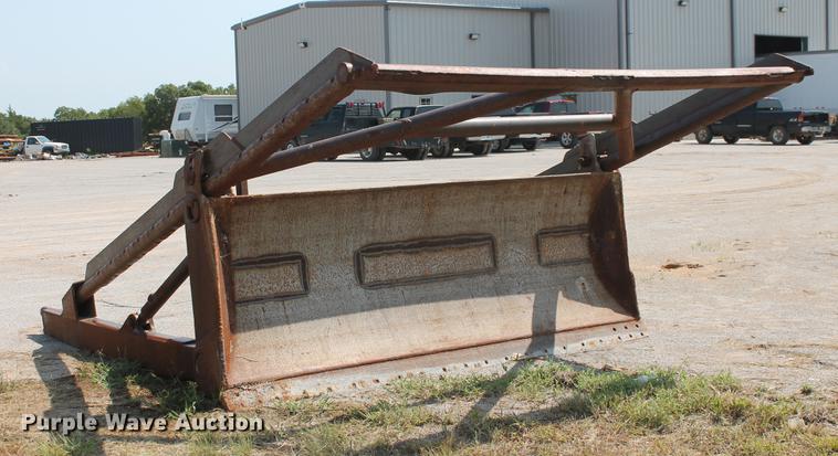 image for item DZ9974 Caterpillar D6D tree pusher dozer blade