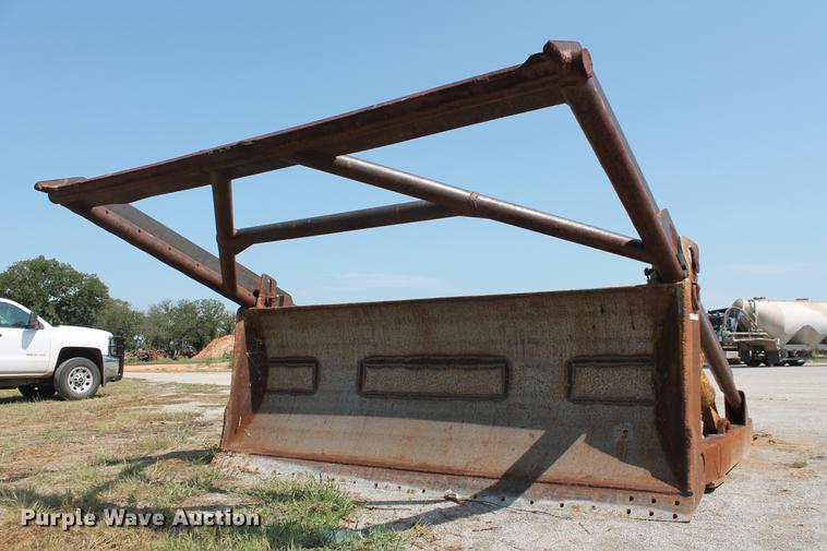 image for item DZ9974 Caterpillar D6D tree pusher dozer blade