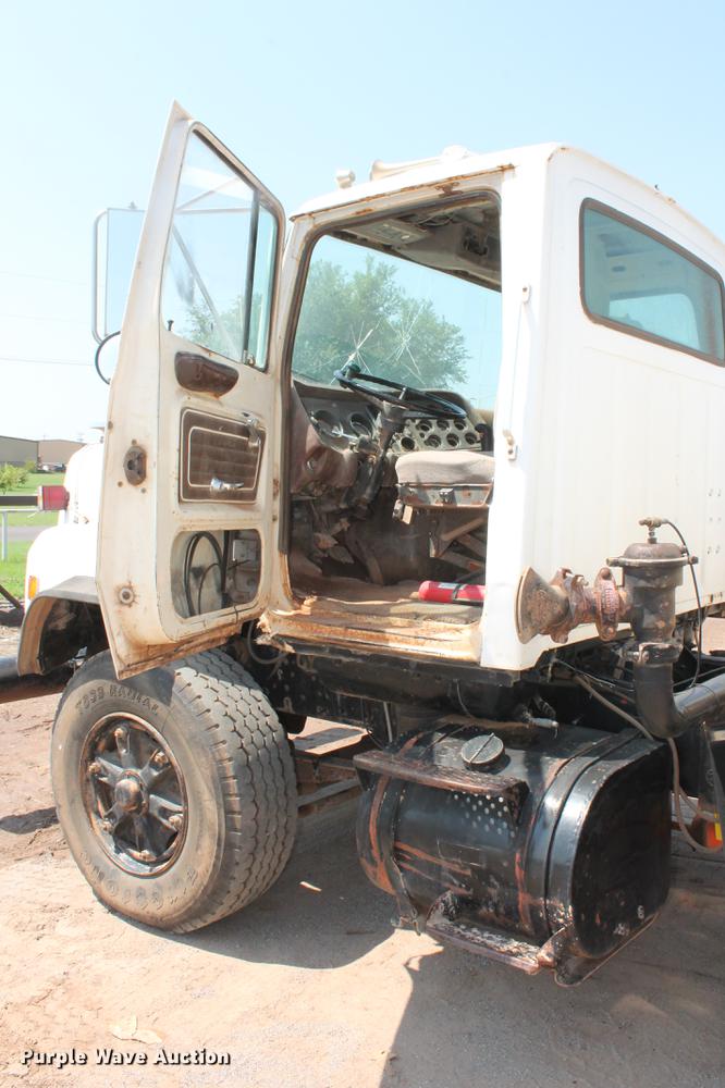 image for item DZ9995 1981 Ford LTS9000 water truck