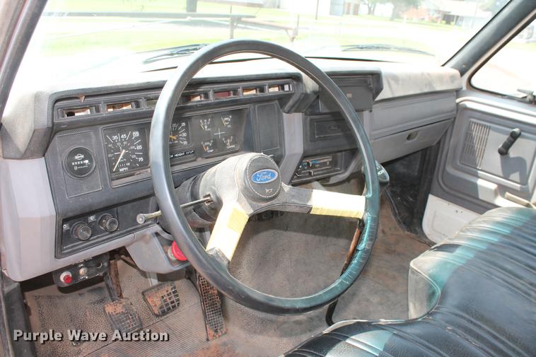 image for item DZ9997 1996 Ford F800 digger derrick truck