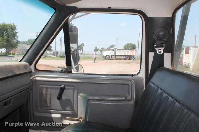 image for item DZ9997 1996 Ford F800 digger derrick truck