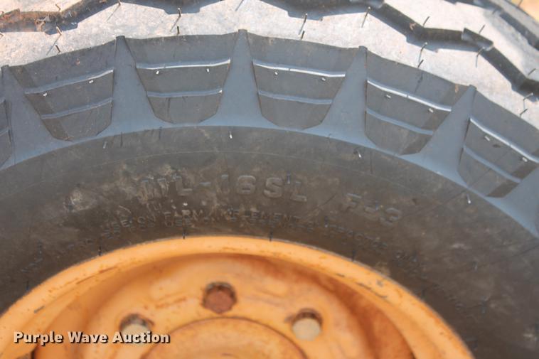 image for item DZ9999 1994 Case 480F loader tractor