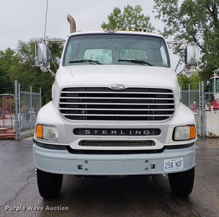 image for item EF9826 2006 Sterling AT9500 semi truck
