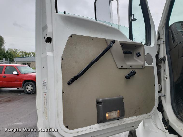 image for item EF9826 2006 Sterling AT9500 semi truck