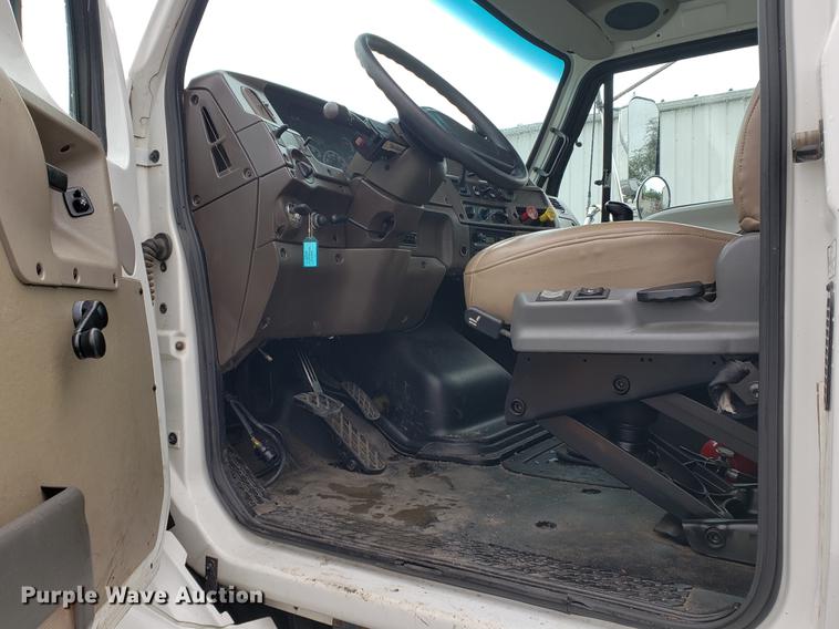 image for item EF9826 2006 Sterling AT9500 semi truck