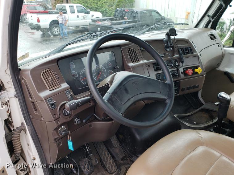 image for item EF9826 2006 Sterling AT9500 semi truck