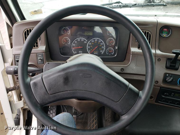 image for item EF9826 2006 Sterling AT9500 semi truck