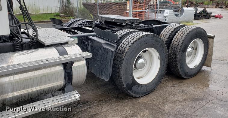 image for item EF9826 2006 Sterling AT9500 semi truck