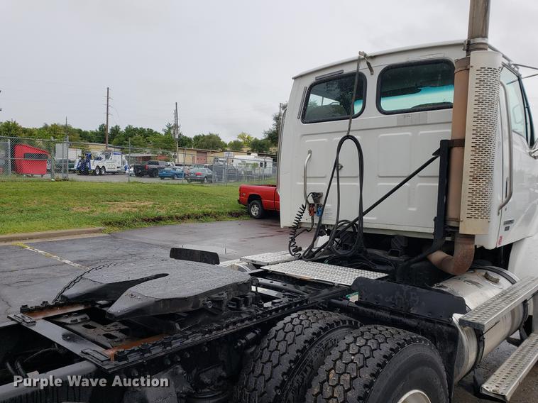 image for item EF9826 2006 Sterling AT9500 semi truck
