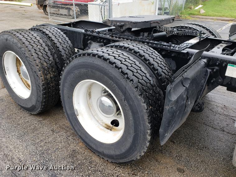 image for item EF9826 2006 Sterling AT9500 semi truck