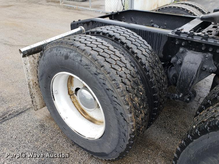 image for item EF9826 2006 Sterling AT9500 semi truck