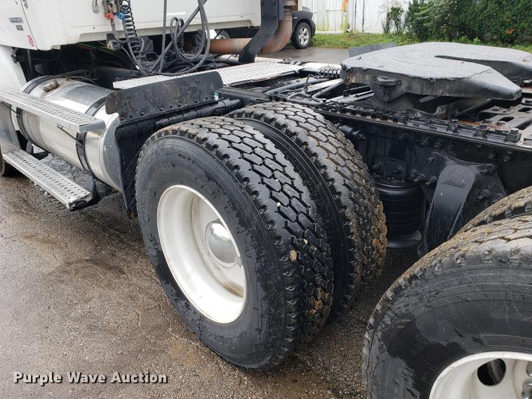 image for item EF9826 2006 Sterling AT9500 semi truck