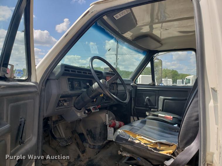 image for item EF9846 1993 Ford F700 crane truck