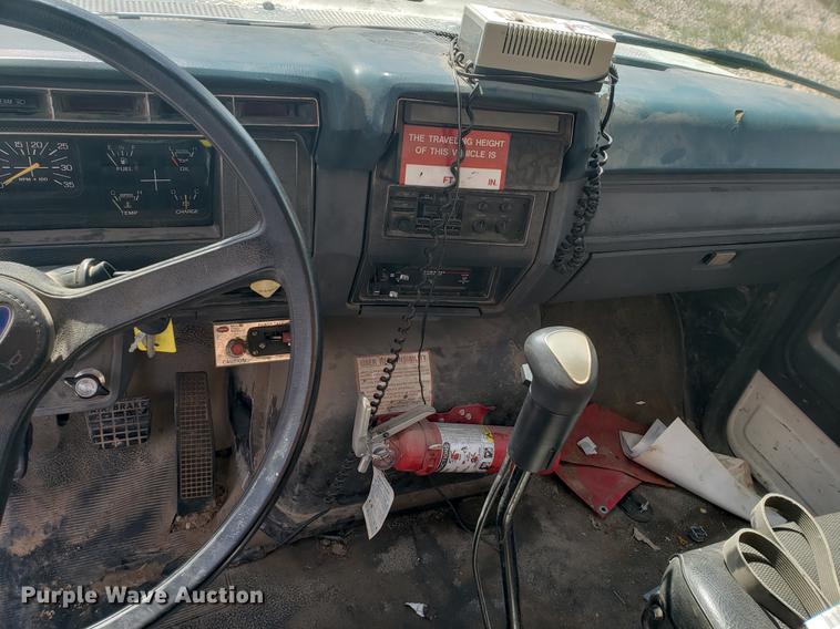 image for item EF9846 1993 Ford F700 crane truck