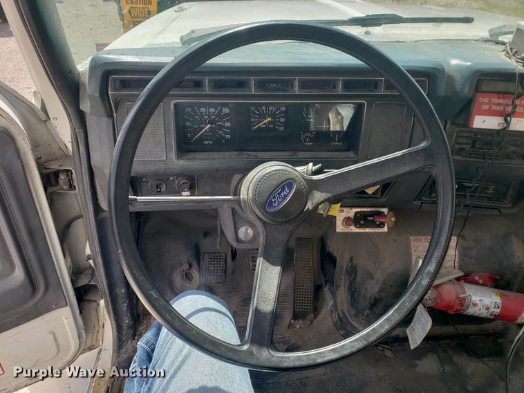 image for item EF9846 1993 Ford F700 crane truck