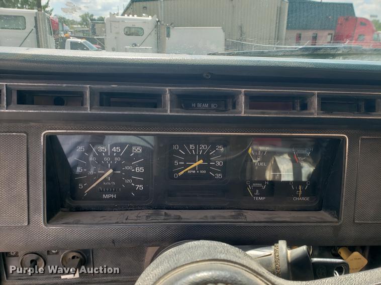 image for item EF9846 1993 Ford F700 crane truck