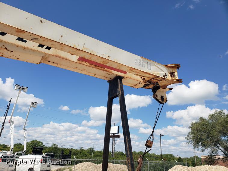 image for item EF9846 1993 Ford F700 crane truck