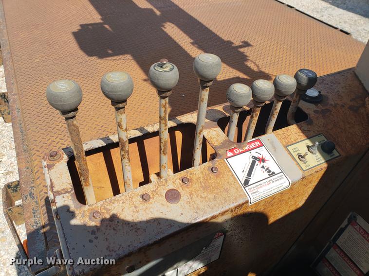 image for item EF9846 1993 Ford F700 crane truck