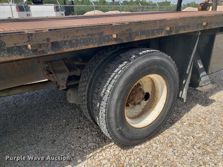 image for item EF9846 1993 Ford F700 crane truck