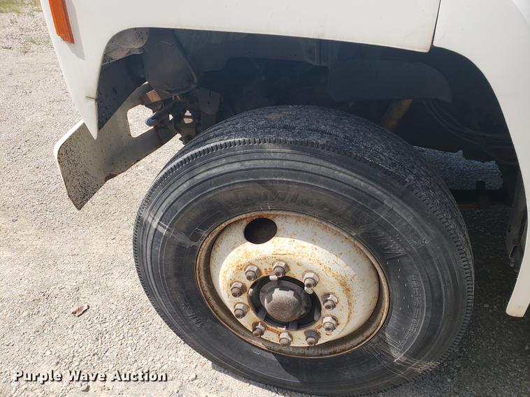 image for item EF9846 1993 Ford F700 crane truck