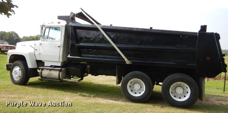 image for item EO9502 1993 Ford LT9000 dump truck