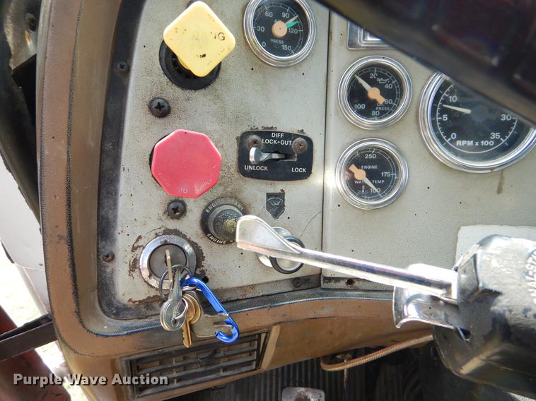 image for item EO9502 1993 Ford LT9000 dump truck