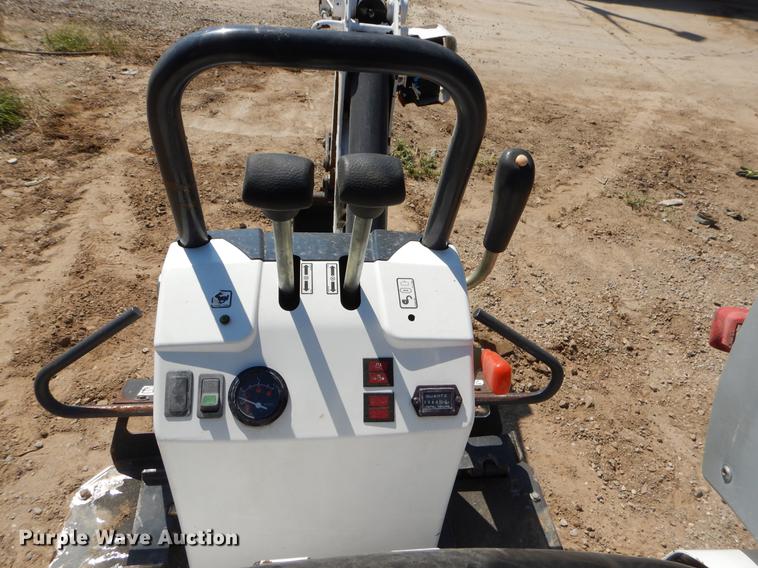 image for item EO9513 2009 Bobcat 418 mini excavator