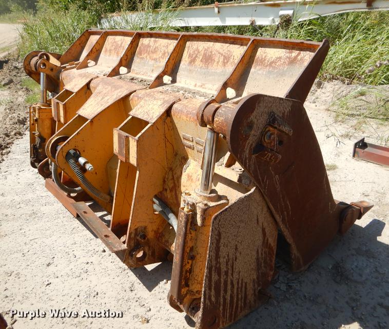 98"W clamshell loader bucket in Tulsa, OK Item EO9525 sold Purple Wave