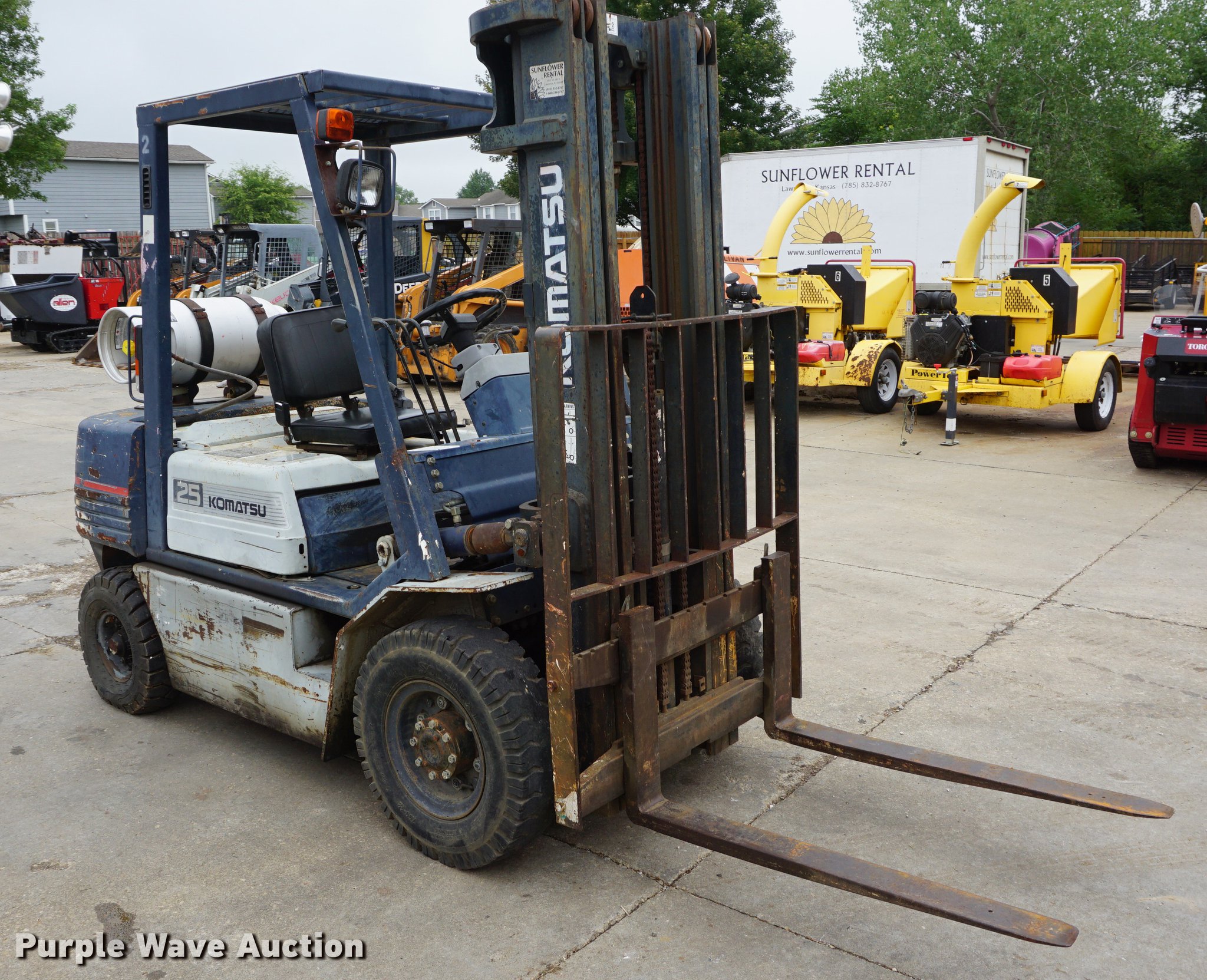 Komatsu 25 forklift in Lawrence, KS Item DD6500 sold Purple Wave