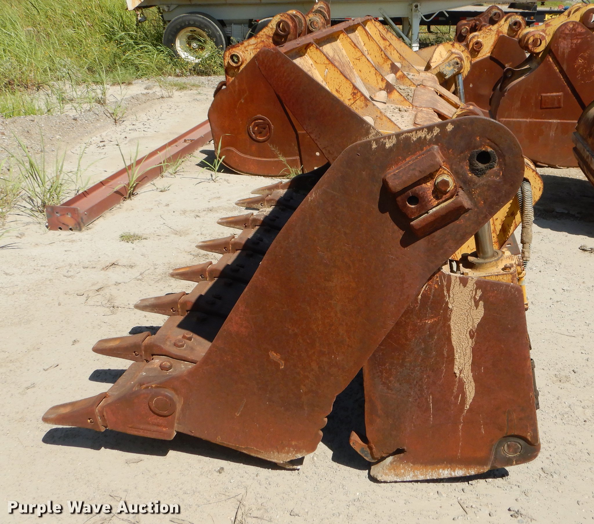 98"W clamshell loader bucket in Tulsa, OK Item EO9525 sold Purple Wave