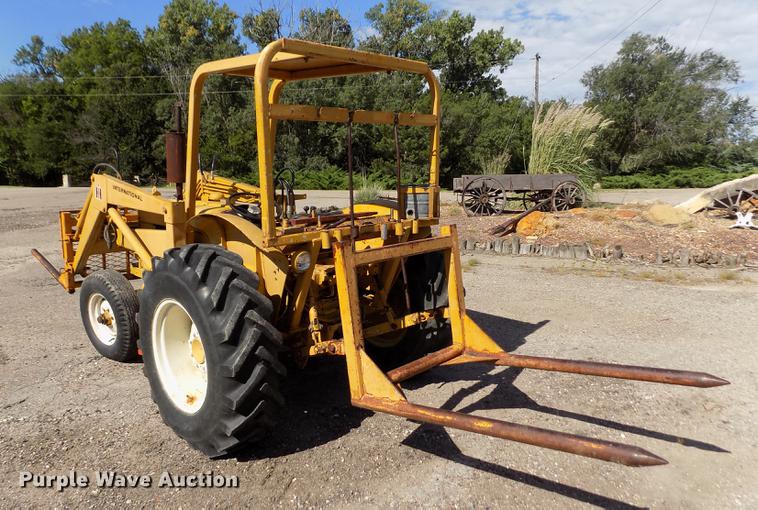 image for item DB9119 International 2424 tractor
