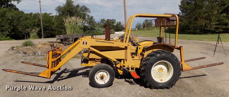 image for item DB9119 International 2424 tractor