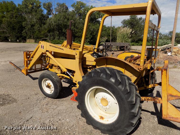 image for item DB9119 International 2424 tractor