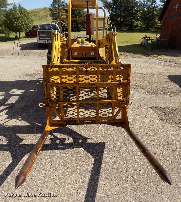 image for item DB9119 International 2424 tractor