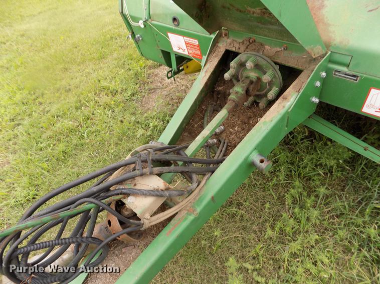 image for item DB9133 John Deere 530 round baler
