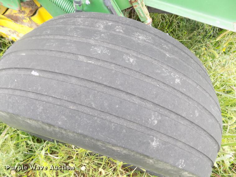 image for item DB9133 John Deere 530 round baler