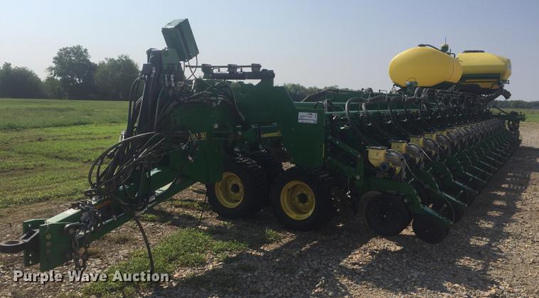 image for item DC0063 2013 John Deere DB90 no-till planter