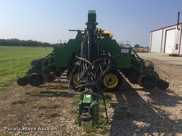 image for item DC0063 2013 John Deere DB90 no-till planter