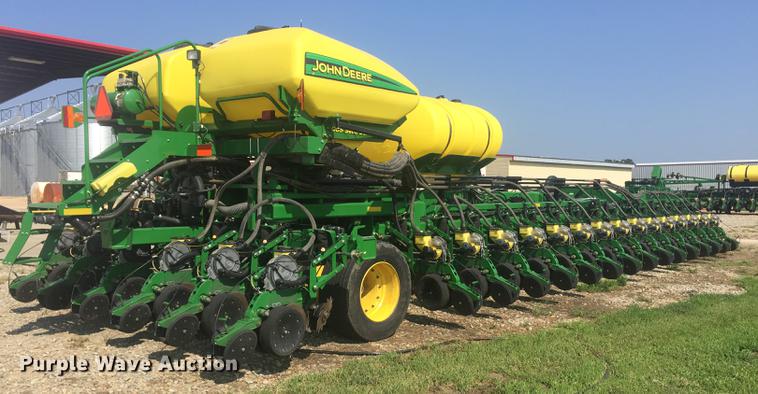 image for item DC0063 2013 John Deere DB90 no-till planter