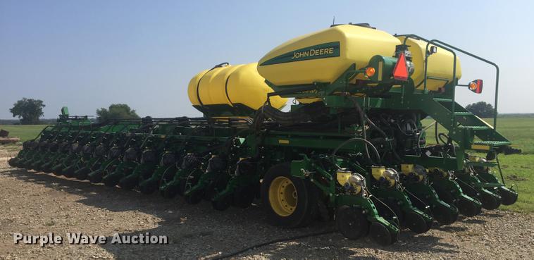 image for item DC0063 2013 John Deere DB90 no-till planter