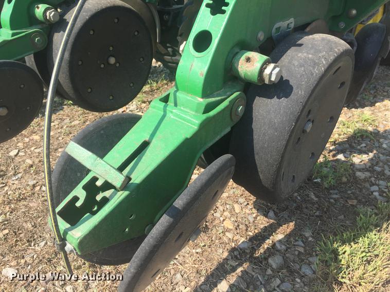 image for item DC0063 2013 John Deere DB90 no-till planter