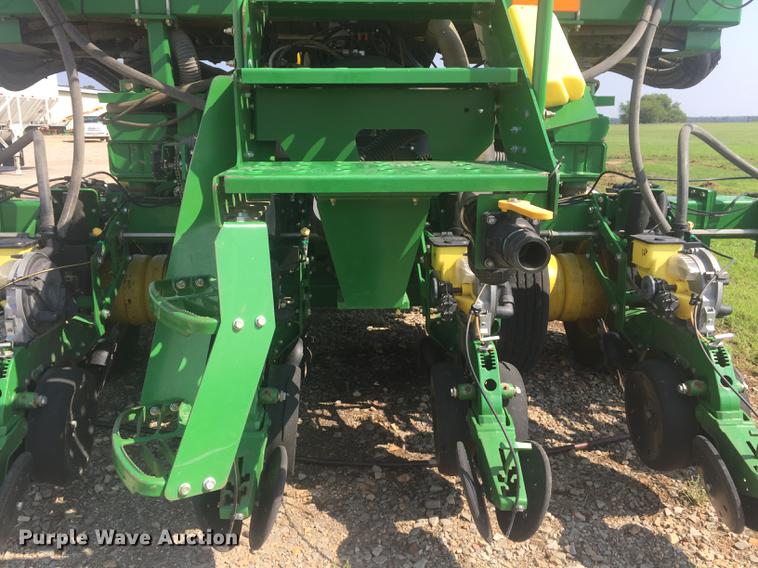 image for item DC0063 2013 John Deere DB90 no-till planter