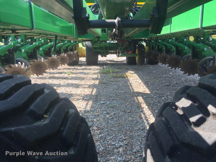 image for item DC0063 2013 John Deere DB90 no-till planter