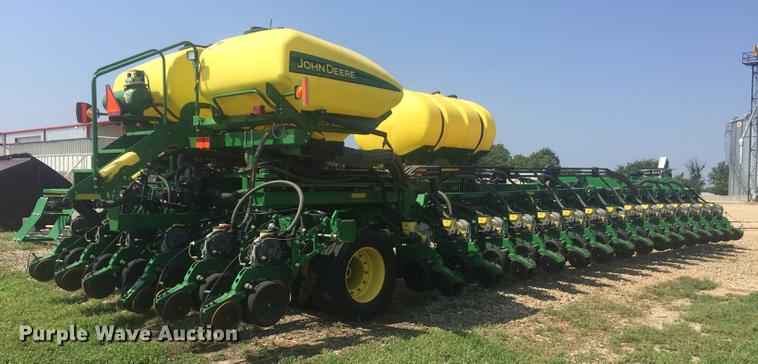 image for item DC0064 2013 John Deere DB90 no-till planter