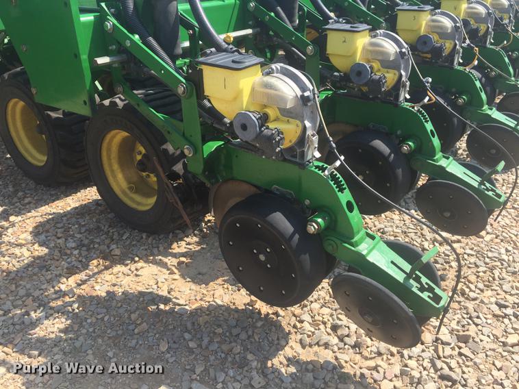 image for item DC0064 2013 John Deere DB90 no-till planter