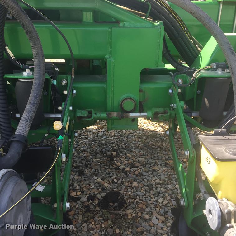 image for item DC0064 2013 John Deere DB90 no-till planter