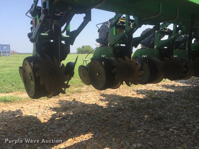 image for item DC0064 2013 John Deere DB90 no-till planter